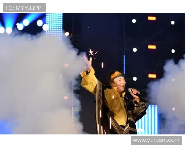 足球明星身着藏族服饰展现多元文化魅力的精彩瞬间