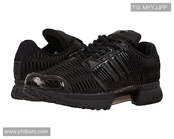 时尚与运动完美结合足球明星黑色休闲鞋引领潮流新风尚